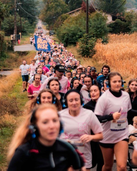 Le peloton derrière la banderole RunRise