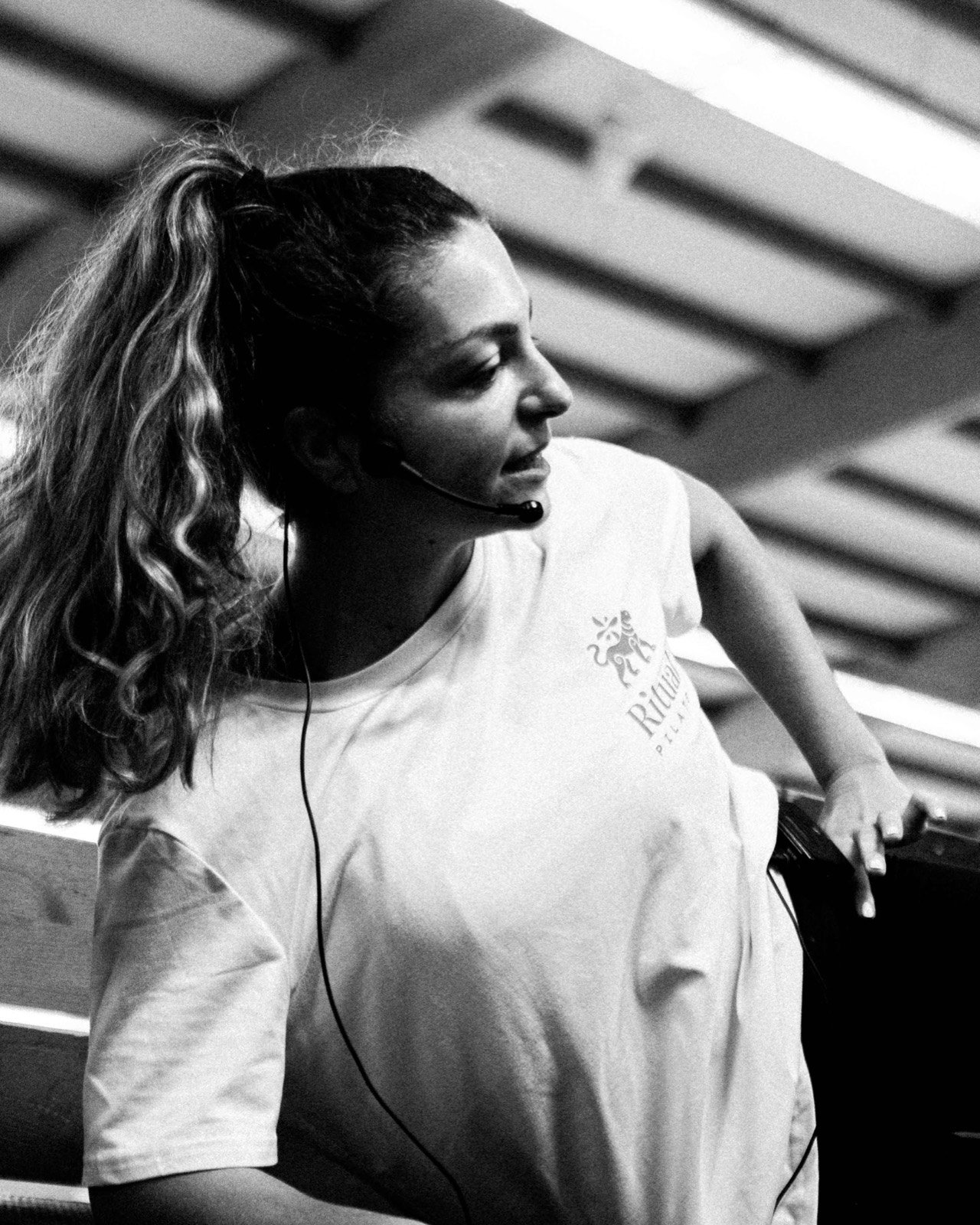 Une intervenante pilates, photo en noir et blanc